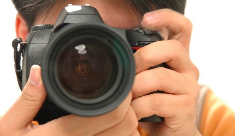 Ruce držící fotoaparát