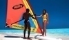 Muž učící ženu windsurfing 