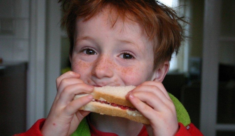 Chlapec jí toast 