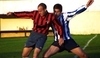 Muži v dresech soupeří o balón 
