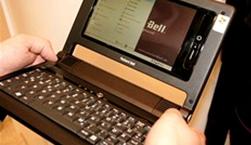 Ruce držící notebook