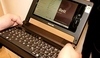 Ruce držící notebook