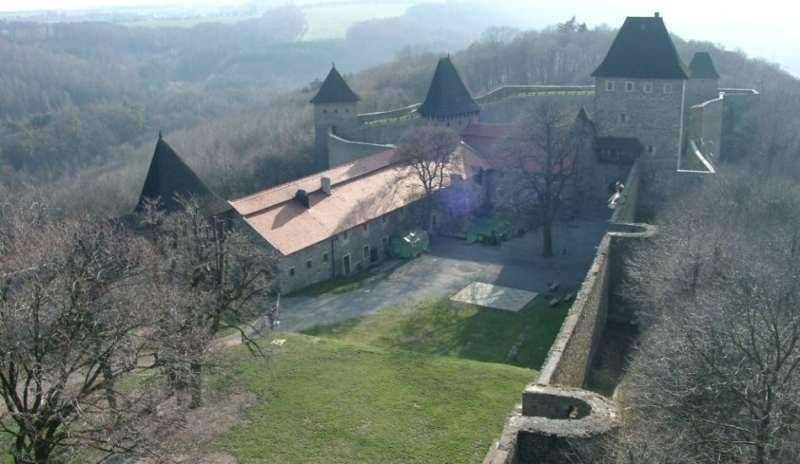 Pohled z vrchu na vesničku 