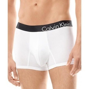 Boxerky Calvin Klein oblečené na mužském těle 