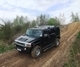 Hummer jedoucí po polní cestě 