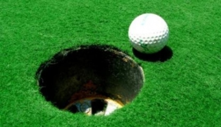 Golfová jamka s míčkem