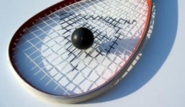 Raketa na squash s míčkem