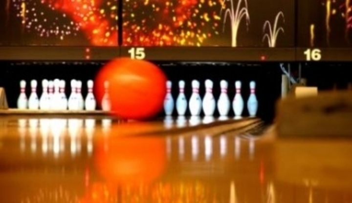 Bowlingová koule mířící po dráze na kuželky