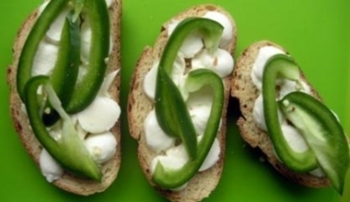 Tři krajíce chleba s mozzarellou a zelenou paprikou