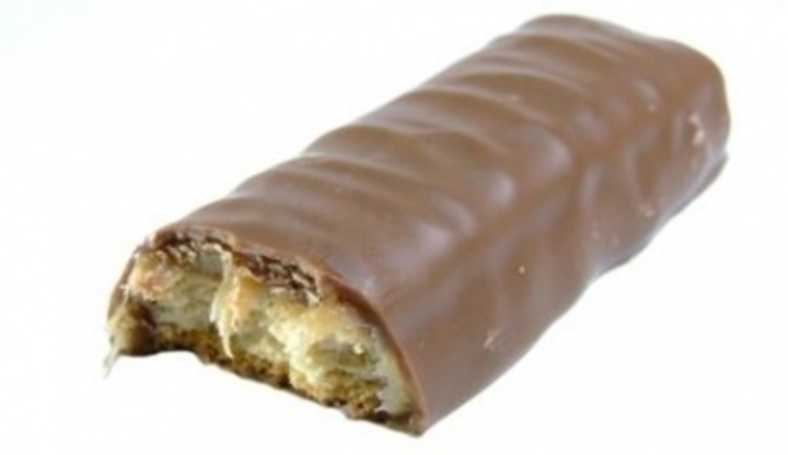 Nakousnutá oplatka s karamelem politá čokoládou
