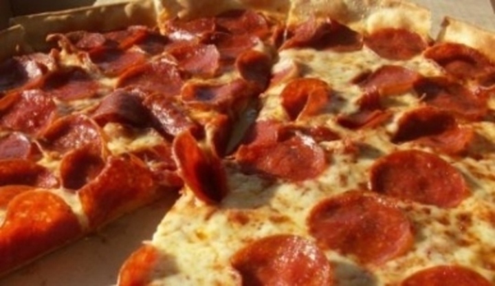 Pizza s kolečky salámu a rozteklým sýrem
