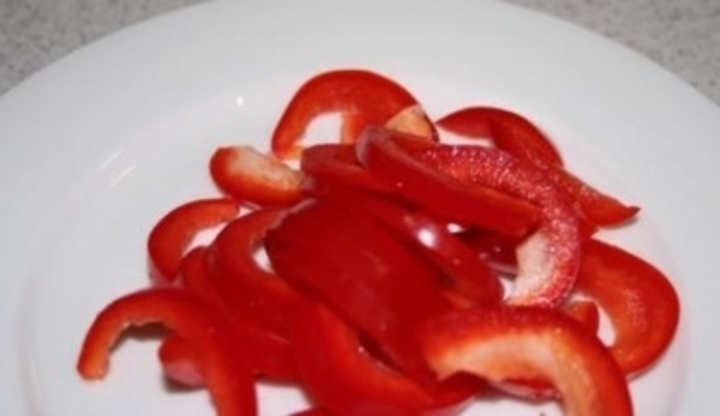 Červená paprika nakrájená na proužky