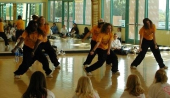 Lidé ve stejném oblečení tančící hip hop