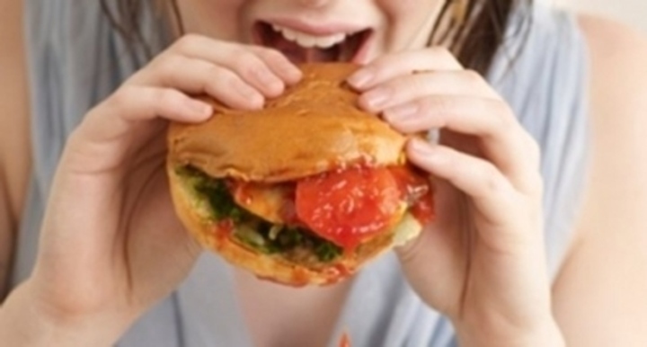 Ruce svírající hamburger 