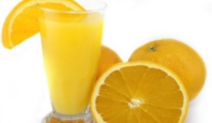 Sklenice džusu s citrony