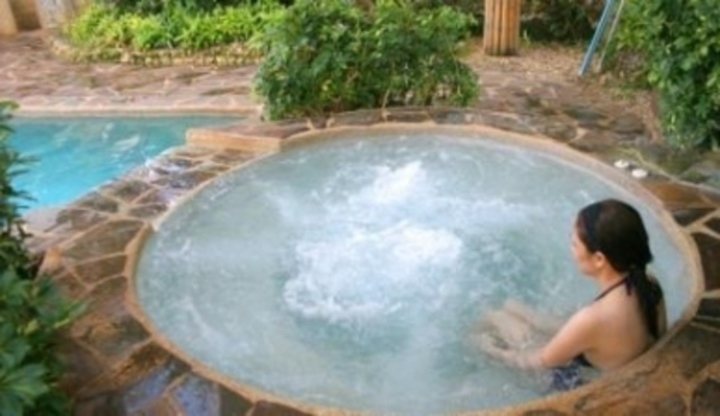 Žena relaxující ve vířivce 