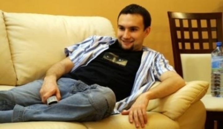 Muž ležící na pohovce