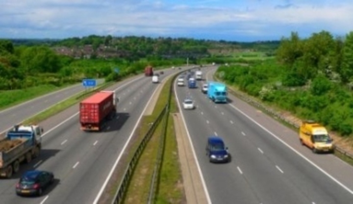 Silnice s projíždějícími automobily 