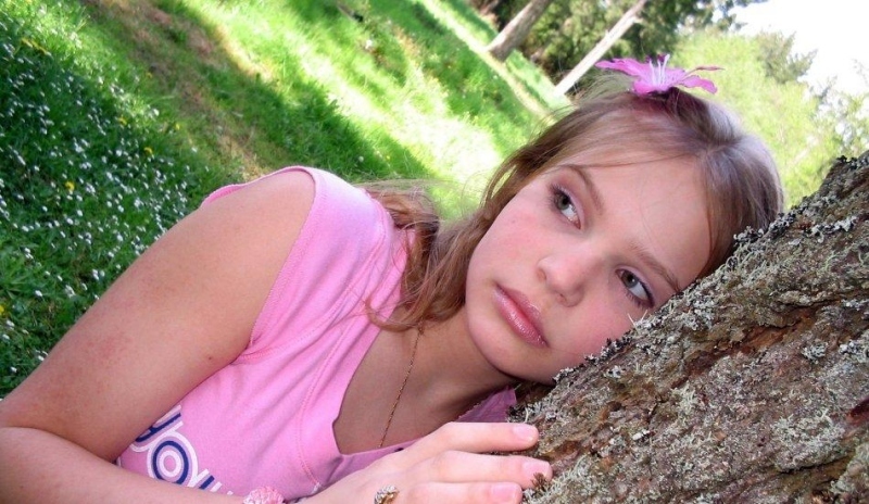 Holčička stojící u stromu 