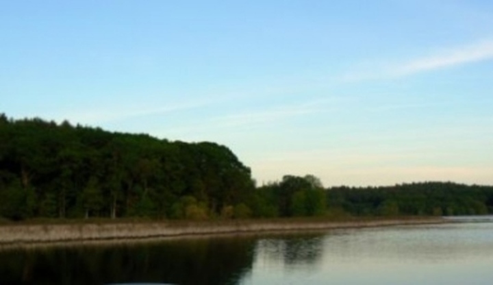 Rozlehlý rybník 