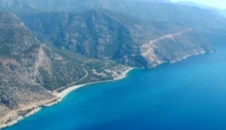 Malé přístavní město Fethiye v oblasti Středozemního moře