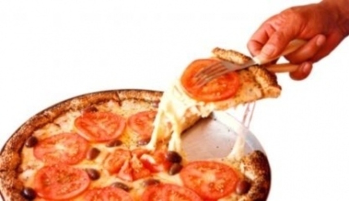 Ruka beroucí si kousek pizzy 