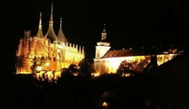 Osvětlená Kutná Hora ve tmě 