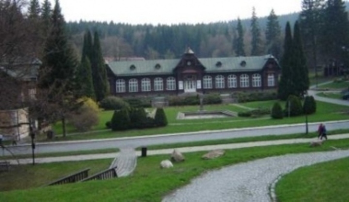 Lázně Karlova Studánka, lázeňský dům, v pozadí les