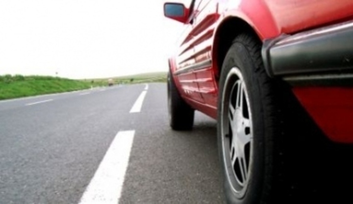 Auto jedoucí u středové čáry 