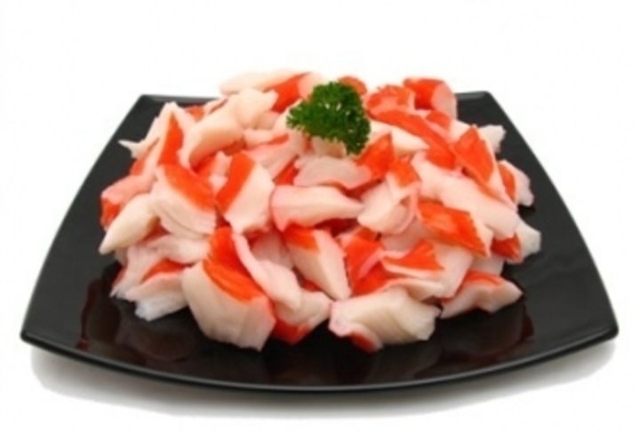 Tyčinky surimi na černém talíři 