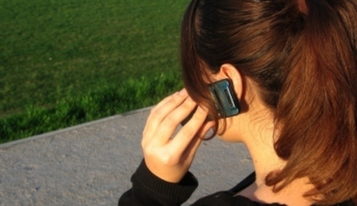Žena s telefonem u ucha 