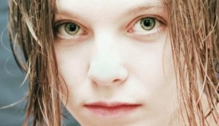 Žena s mokrými vlasy 