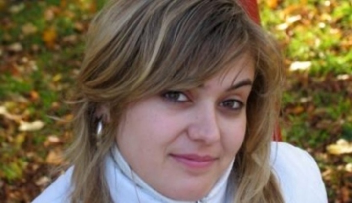Žena v bílé bundě se zakrytým krkem 