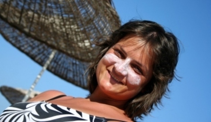 Žena s krémem na tváři 