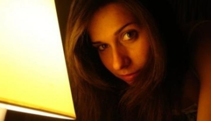 Žena s tváři u lampy 