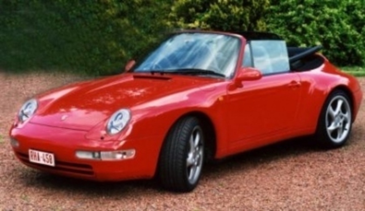 Červené auto porsche 