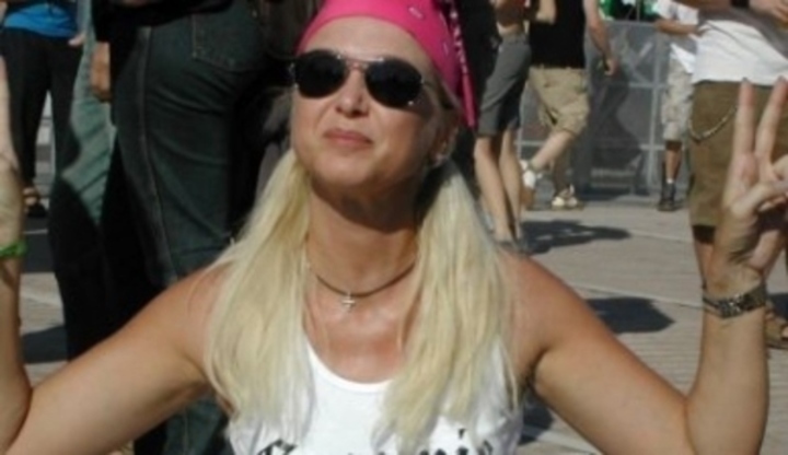 Žena s šátkem na hlavě a slunečními brýlemi