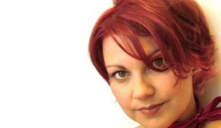 Žena s červenými vlasy 