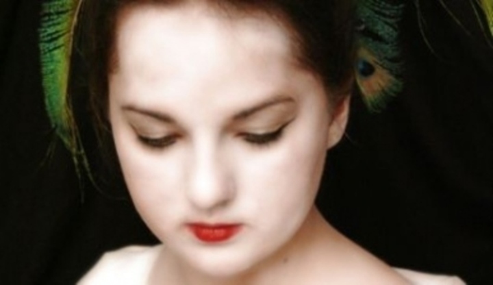 Žena hledící do země 