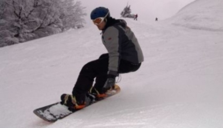 Muž jedoucí na snowboardu 