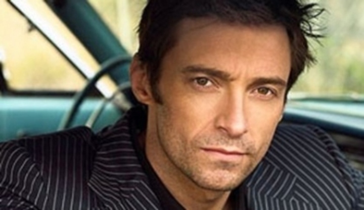Hugh Jackman sedící v autě 