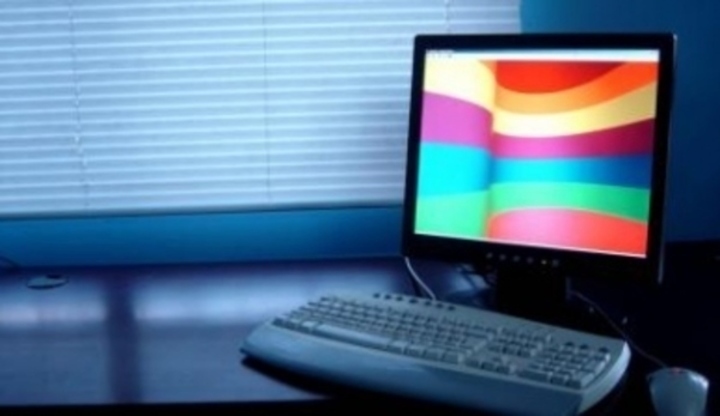 Barevný monitor s klávesnicí 