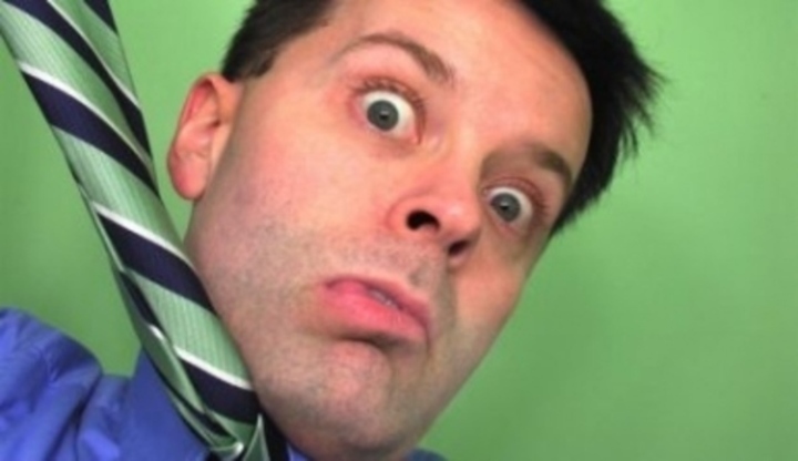 Muž visící na kravatě