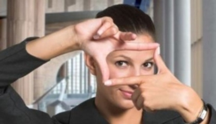 Žena s rukama před obličejem 