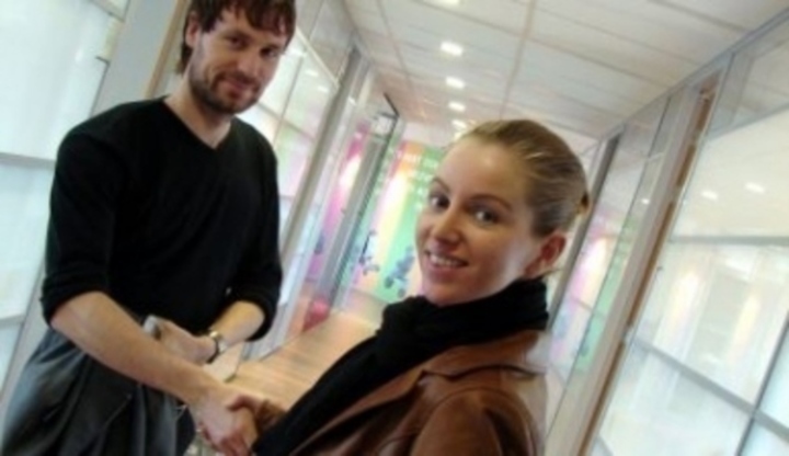 Žena podávající si ruku s mužem 