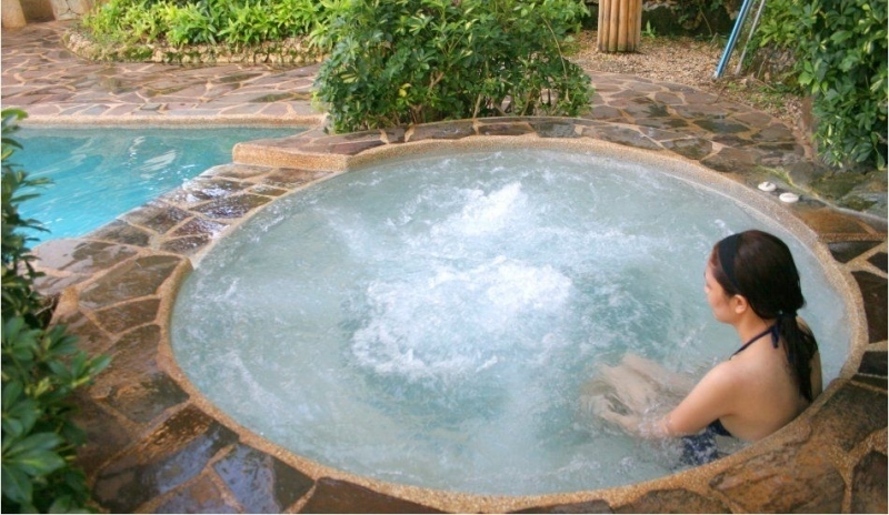 Žena relaxující ve vířivce 