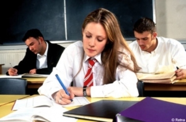 Studenti sedící v lavicích 