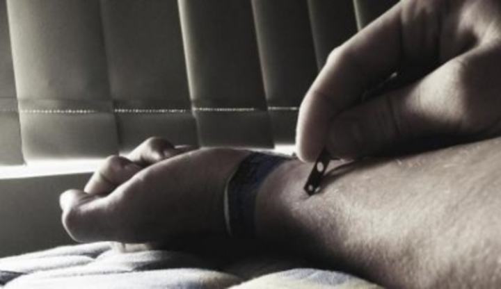 Ruce řezající se žiletkou do zápěstí