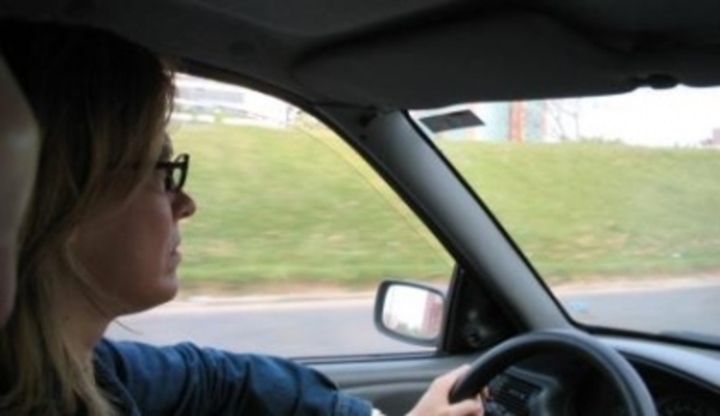Žena sedící za volantem automobilu