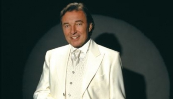 Karel Gott v bílém obleku 
